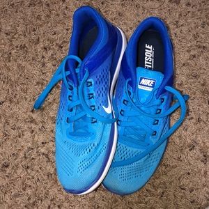 nwot women’s nike tennis shoes !